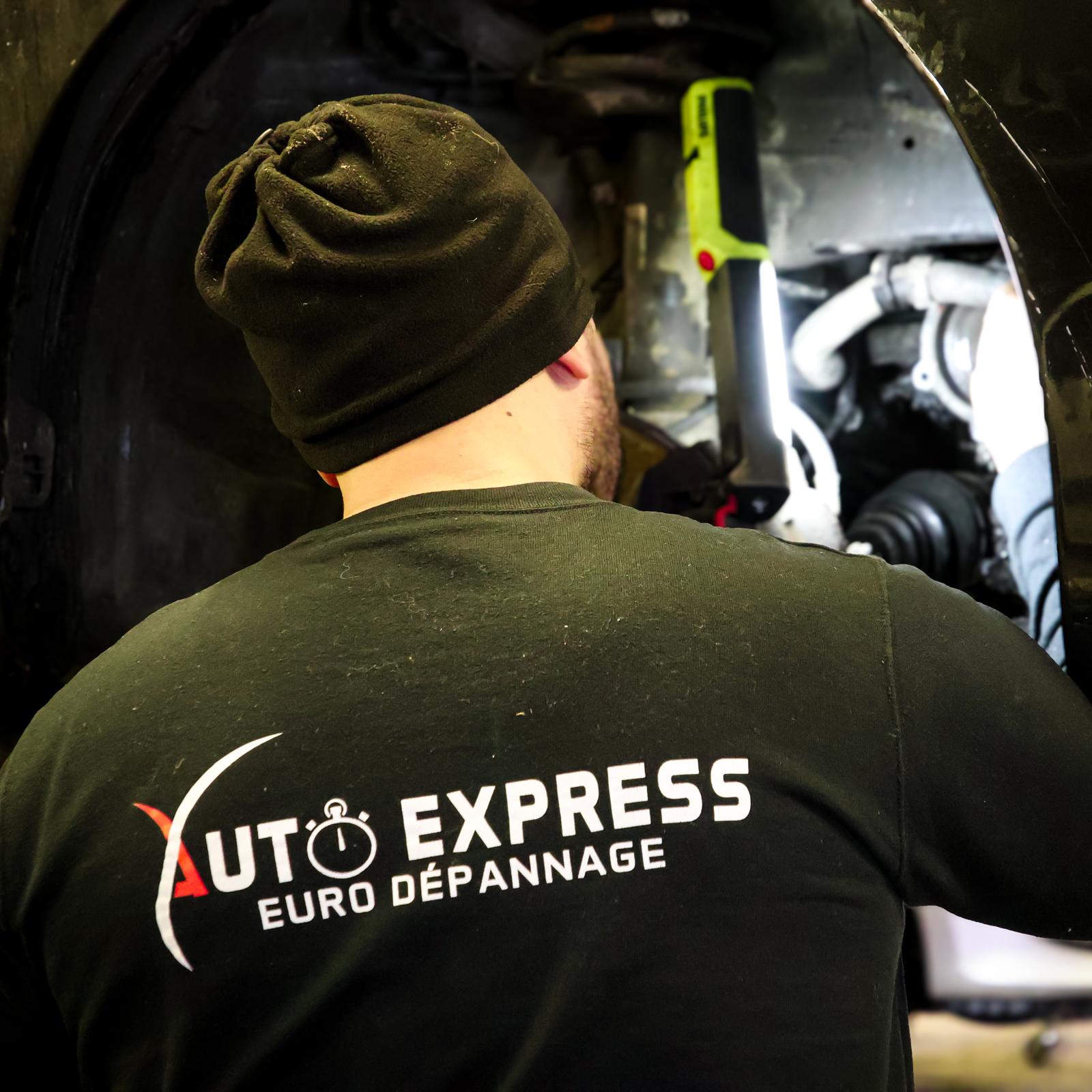 Mécanicien Auto Express Euro Dépannage répare un véhicule dans le garage de Hem 59510