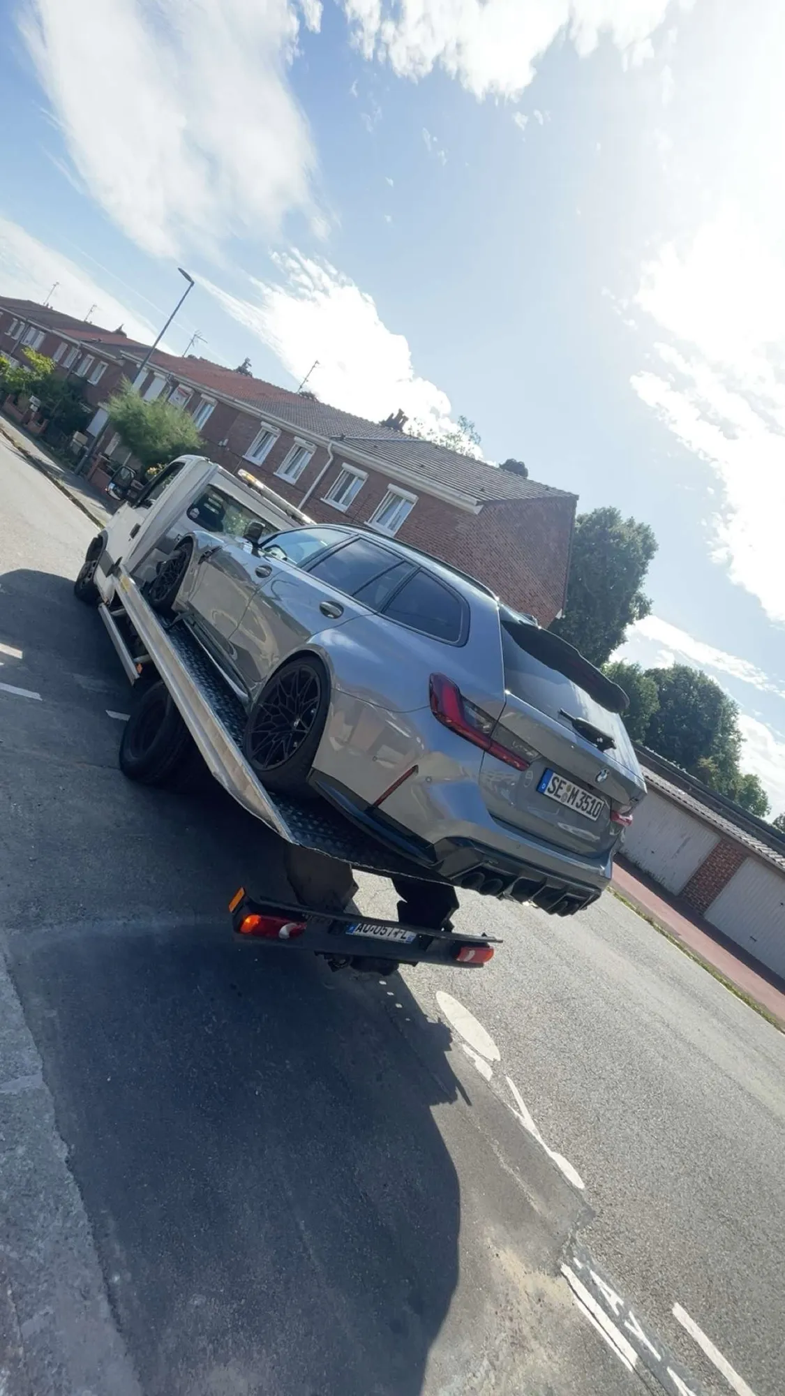 BMW sur plateau de remorquage – intervention Auto Express